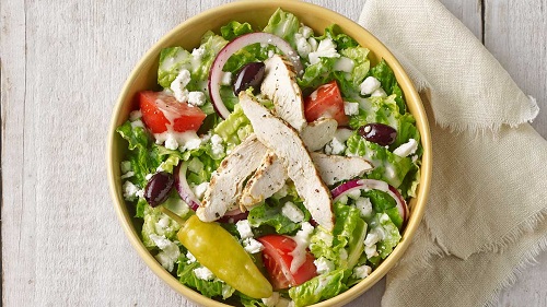 سلطة الدجاج بالجبن والخضروات Greek-salad-with-chicken-half