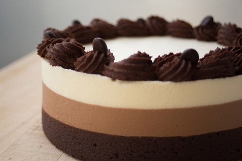 هذه صورة طبقات موس الشوكولاتة عبارة عن كيكة دائرية
