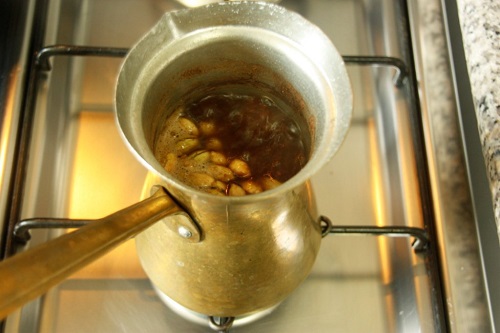طريقة عمل القهوة العربية بماء الورد طريقة