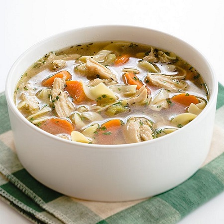 طريقة عمل شوربة الدجاج بالنودلز طريقة