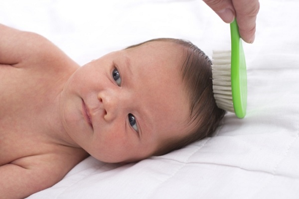 اسباب تساقط شعر الاطفال الرضع