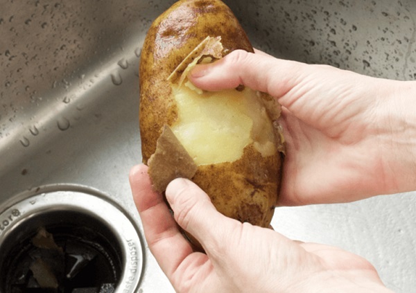 اسهل طريقة لتقشير البطاطس
