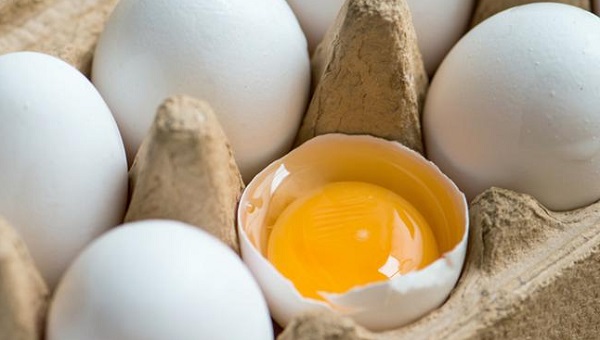 فوائد بياض البيض للشعر الجاف