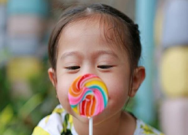 ما هي كمية الحلوى المسموح بها للطفل؟