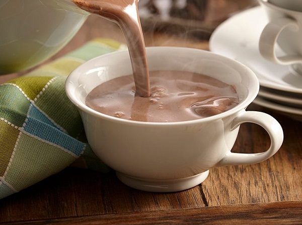 Wat zijn de ingrediënten van warme chocolademelk?