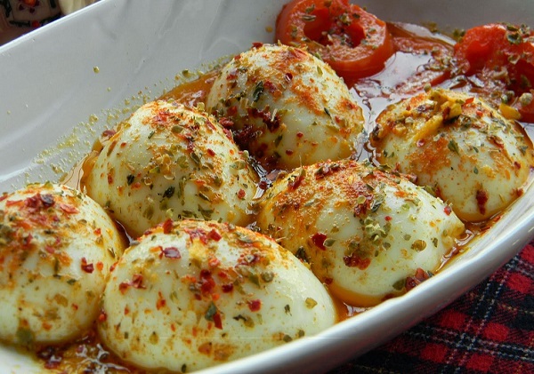 البيض المسلوق مع الطماطم