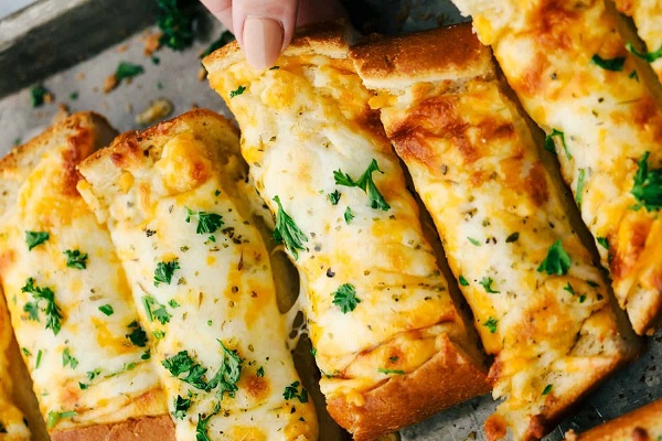 خبز بالثوم والجبنة
